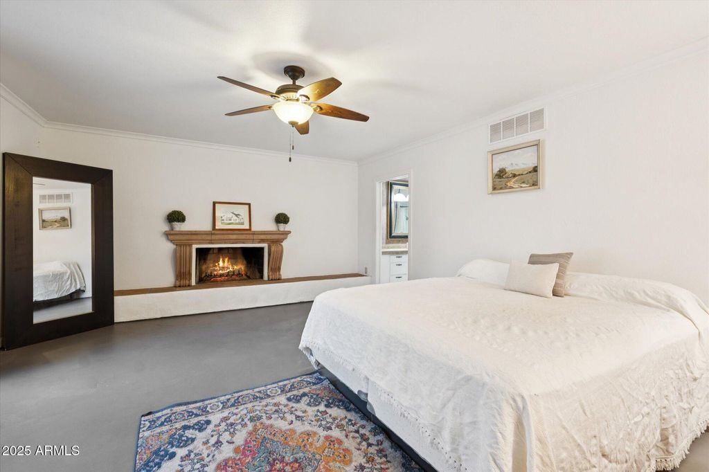 Image 10 of property listing at 105 E CLAREMONT Street, Phoenix, AZ 85012