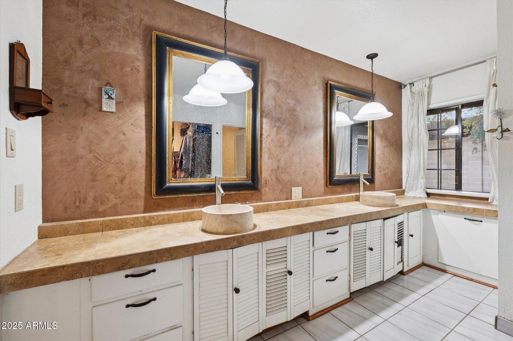 Image 12 of property listing at 105 E CLAREMONT Street, Phoenix, AZ 85012