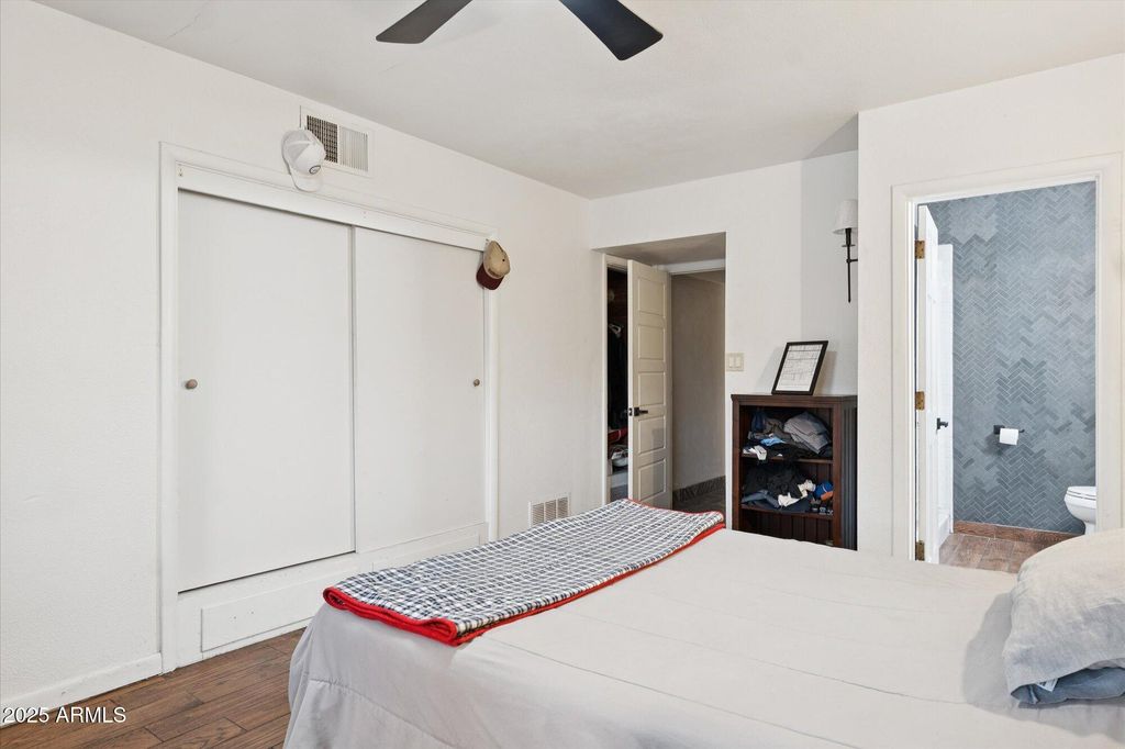 Image 15 of property listing at 105 E CLAREMONT Street, Phoenix, AZ 85012