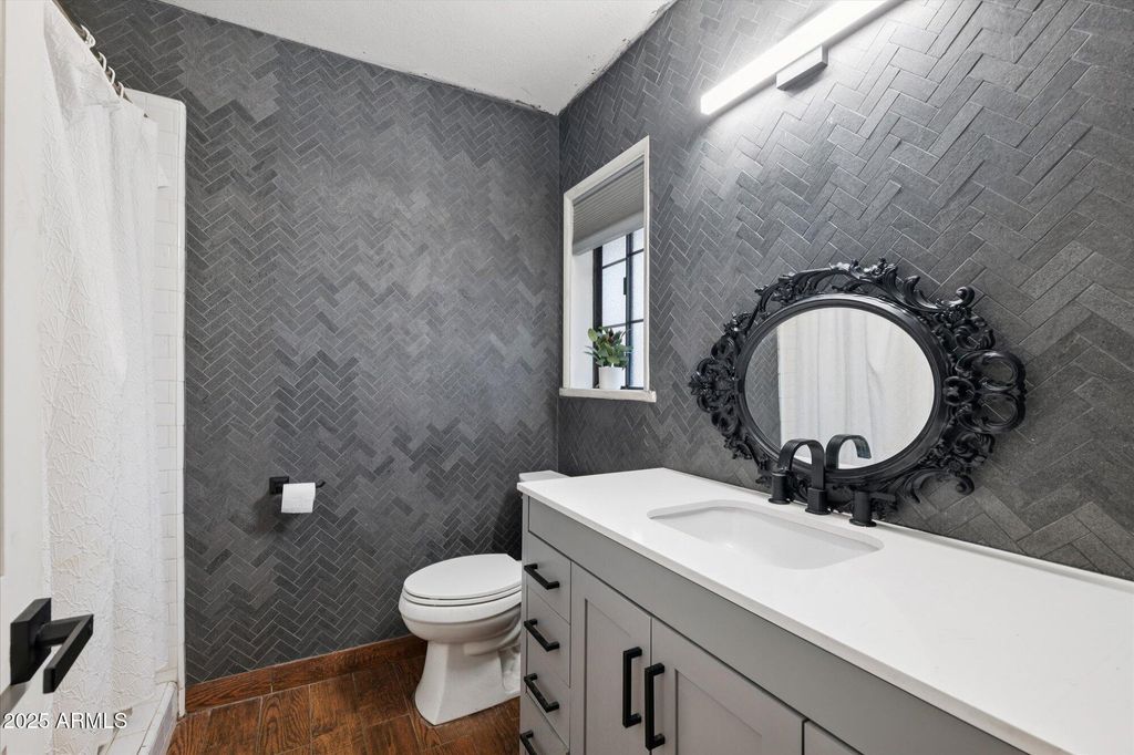 Image 16 of property listing at 105 E CLAREMONT Street, Phoenix, AZ 85012