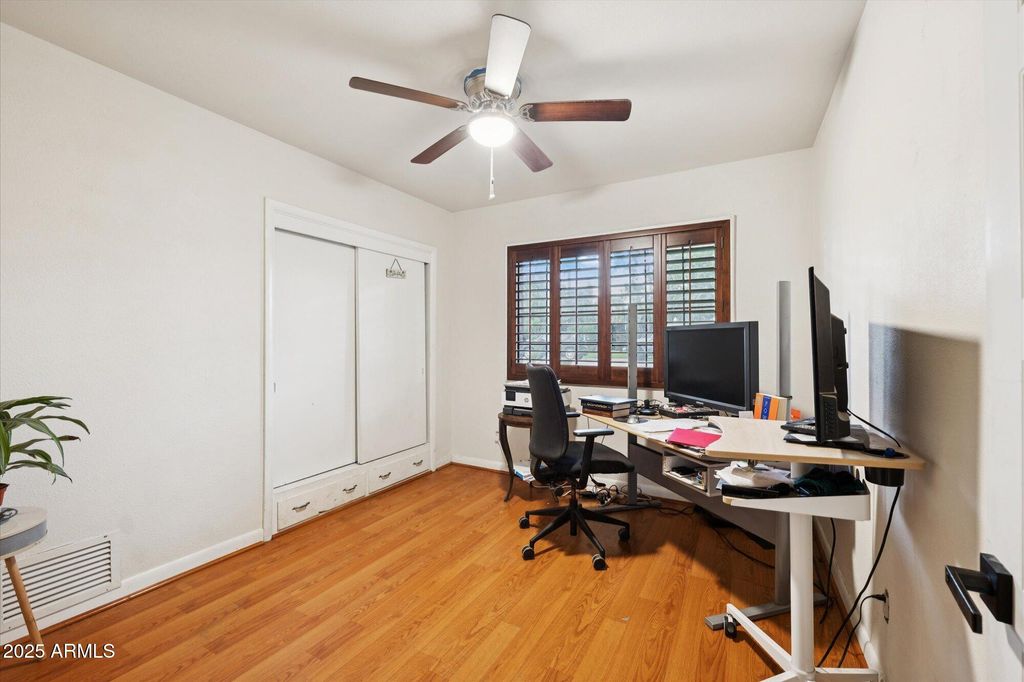 Image 18 of property listing at 105 E CLAREMONT Street, Phoenix, AZ 85012