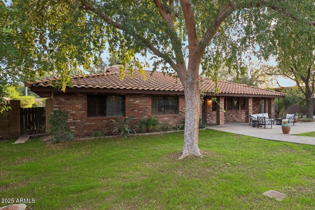 Image 2 of property listing at 105 E CLAREMONT Street, Phoenix, AZ 85012