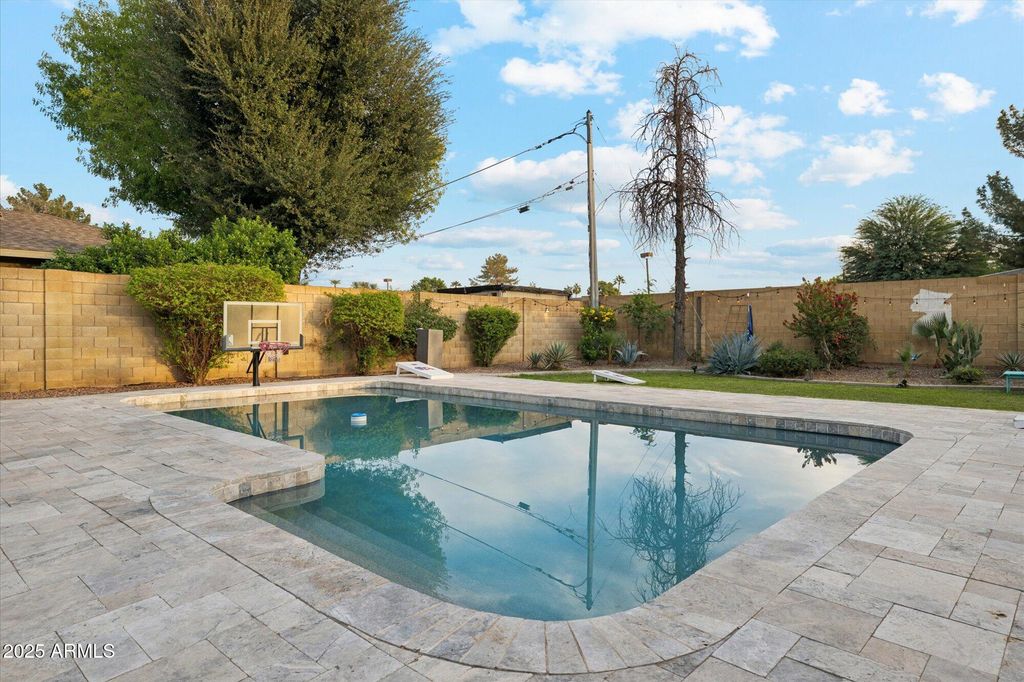 Image 21 of property listing at 105 E CLAREMONT Street, Phoenix, AZ 85012