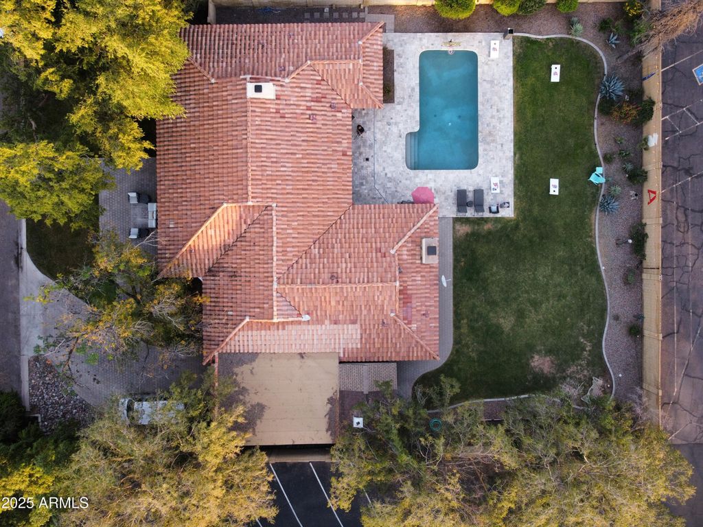 Image 26 of property listing at 105 E CLAREMONT Street, Phoenix, AZ 85012