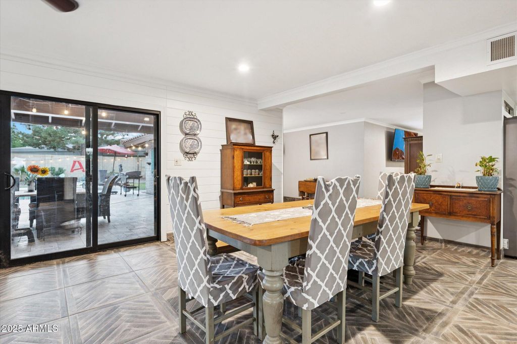 Image 3 of property listing at 105 E CLAREMONT Street, Phoenix, AZ 85012