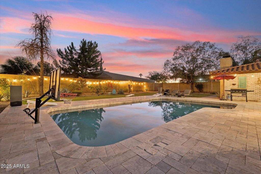 Image 30 of property listing at 105 E CLAREMONT Street, Phoenix, AZ 85012