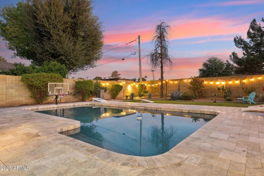 Image 31 of property listing at 105 E CLAREMONT Street, Phoenix, AZ 85012