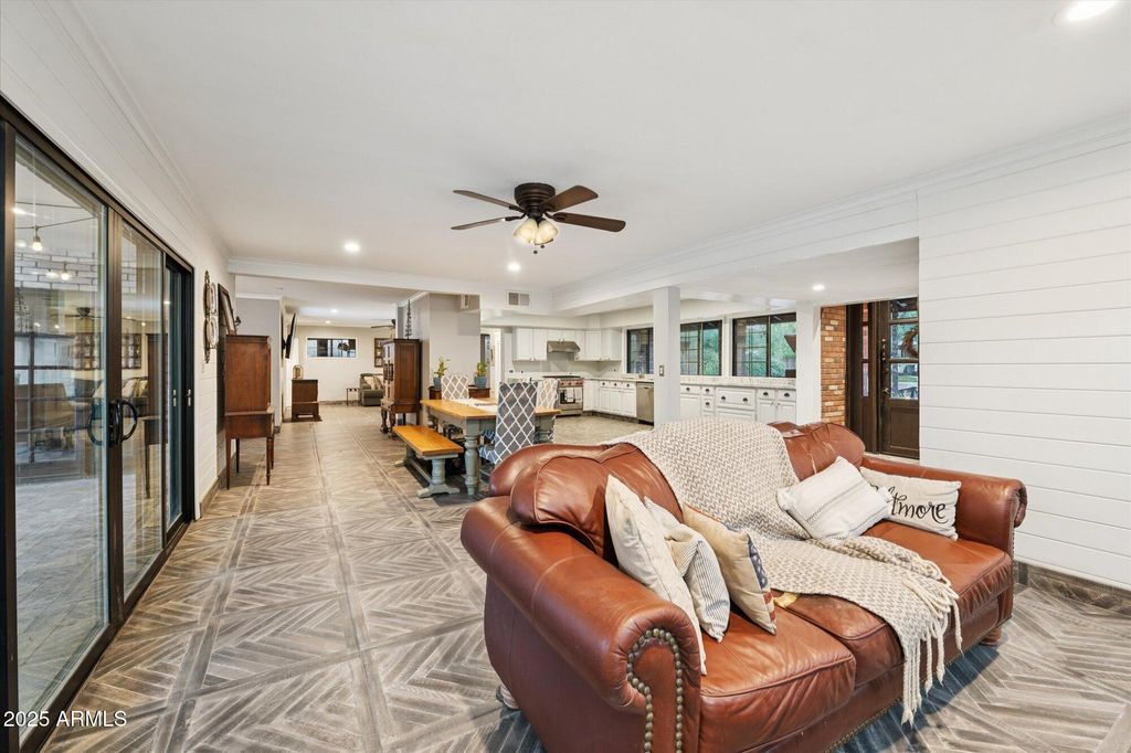 Image 7 of property listing at 105 E CLAREMONT Street, Phoenix, AZ 85012