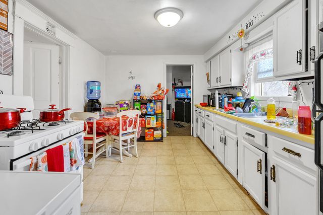 118 W Donovan Avenue, Woodstock, IL 60098