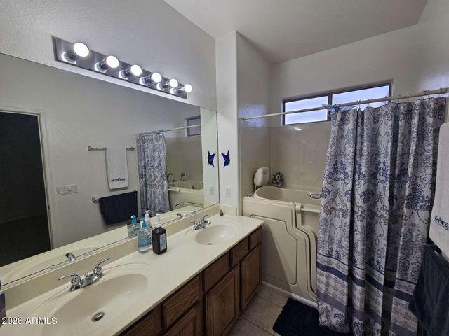 1262 E LA COSTA Place, Chandler, AZ 85249