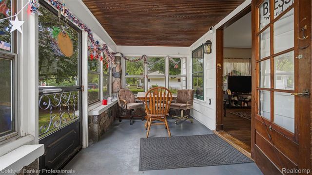 1047 Myrtle Avenue, Waterford Charter Township, MI 48328