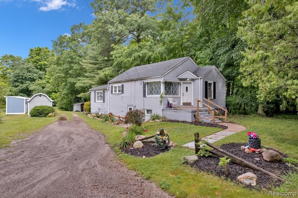 4155 Mill Lake Road, Lake Orion, MI 48360