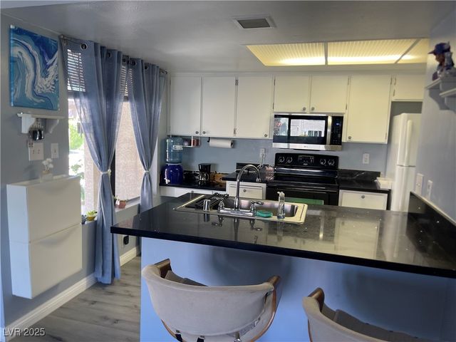 4361 Sanderling Circle 33, Las Vegas, NV 89103