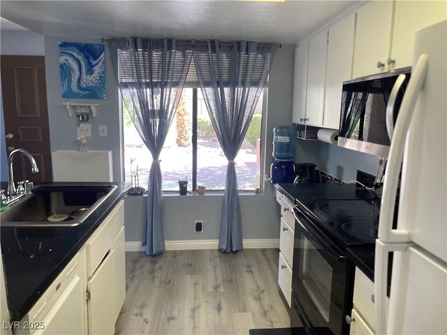 4361 Sanderling Circle 33, Las Vegas, NV 89103