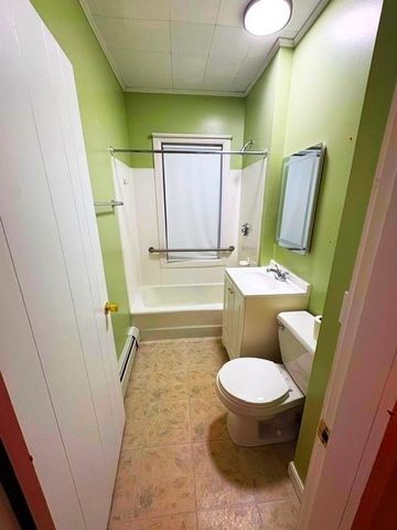 17-19 Maplewood Ave 2, Methuen, MA 01844