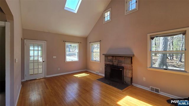 195 Snake Den, Bloomingdale, NJ 07405