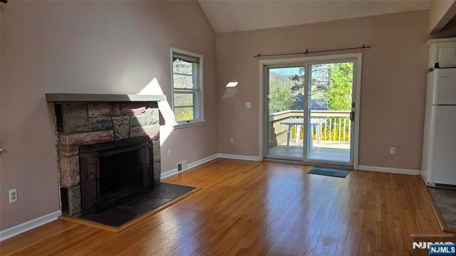 195 Snake Den, Bloomingdale, NJ 07405