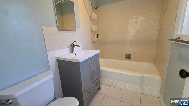 195 Snake Den, Bloomingdale, NJ 07405