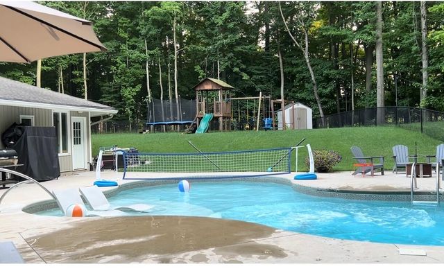 7160 River Valley Drive, Alto, MI 49302