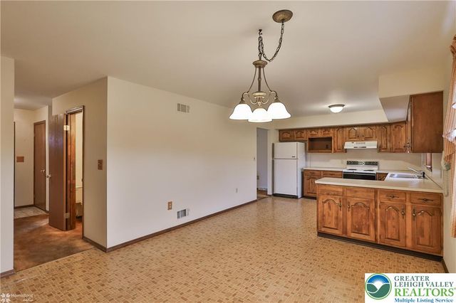 6962 Salinka Square, East Allen Twp, PA 18017