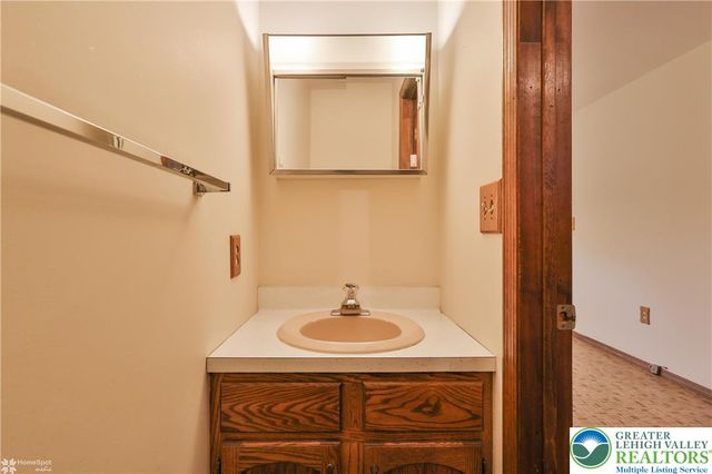 6962 Salinka Square, East Allen Twp, PA 18017