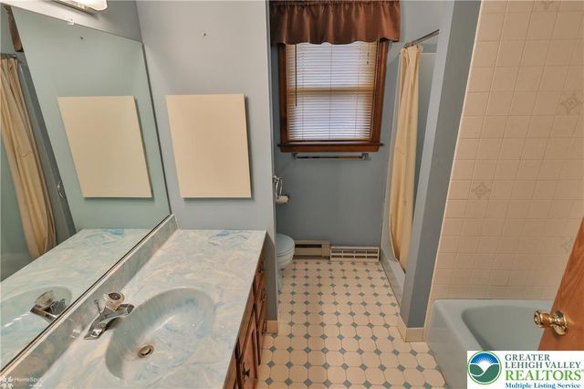 6962 Salinka Square, East Allen Twp, PA 18017