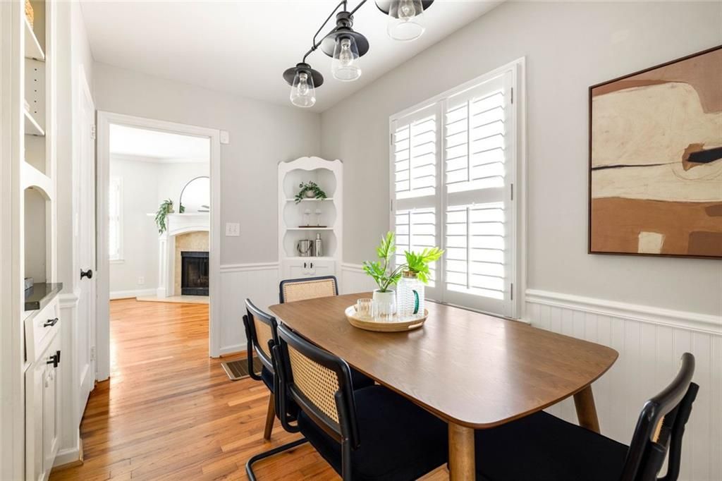 Image 11 of property listing at 2406 Woodridge Drive, Decatur, GA 30033