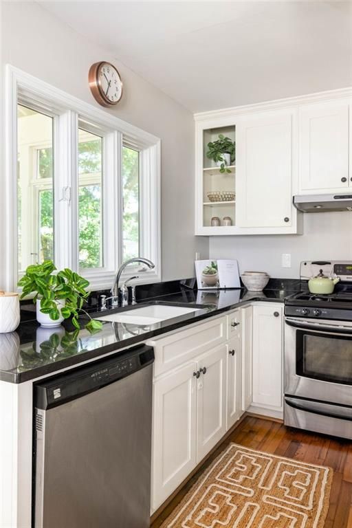 Image 14 of property listing at 2406 Woodridge Drive, Decatur, GA 30033