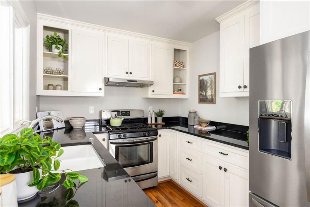 Image 15 of property listing at 2406 Woodridge Drive, Decatur, GA 30033