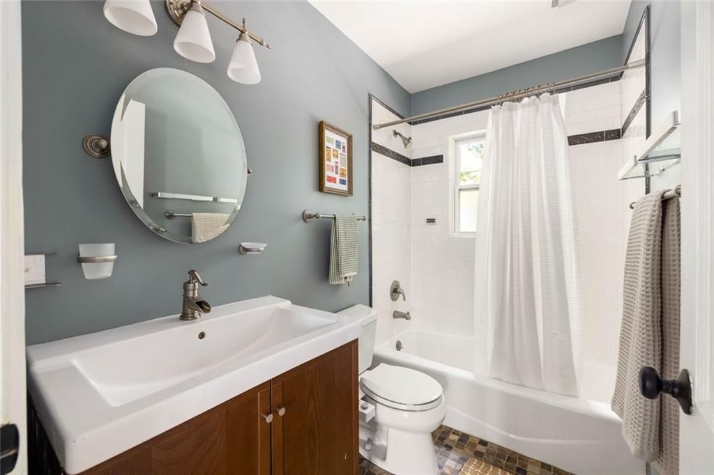 Image 21 of property listing at 2406 Woodridge Drive, Decatur, GA 30033