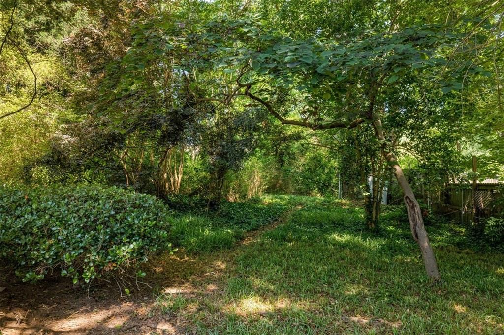 Image 30 of property listing at 2406 Woodridge Drive, Decatur, GA 30033