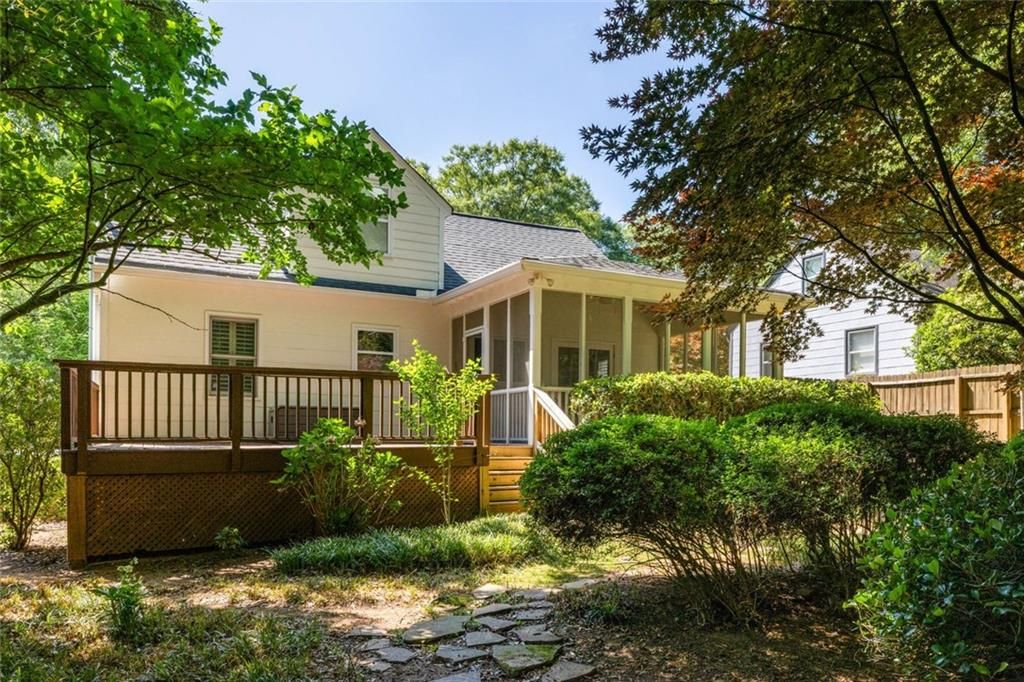 Image 31 of property listing at 2406 Woodridge Drive, Decatur, GA 30033