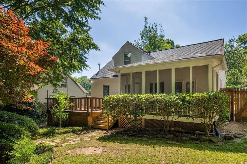 Image 32 of property listing at 2406 Woodridge Drive, Decatur, GA 30033