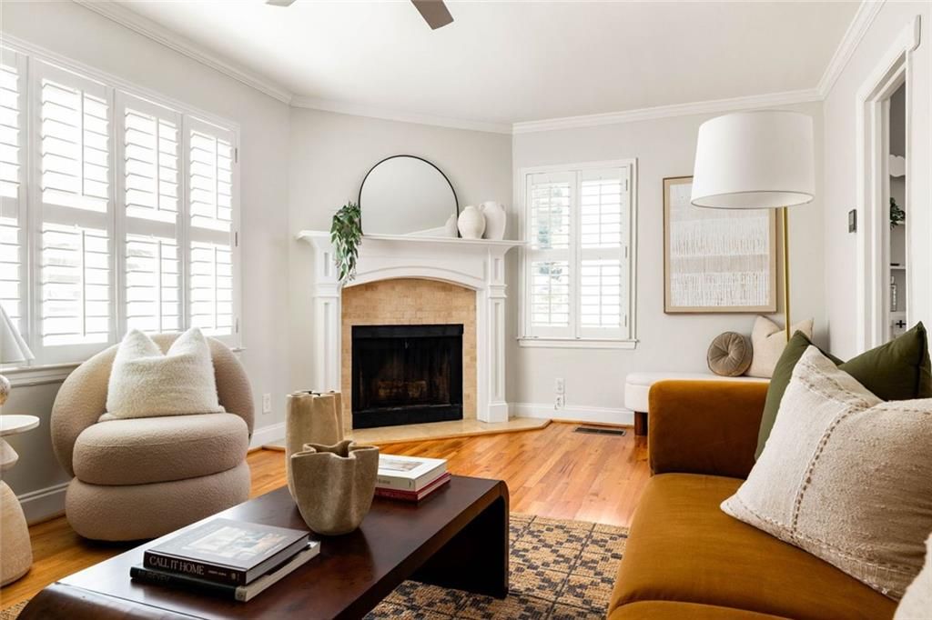 Image 9 of property listing at 2406 Woodridge Drive, Decatur, GA 30033