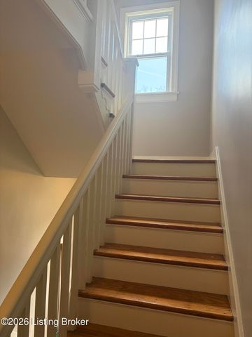 2122 Village Dr, Louisville, KY 40205