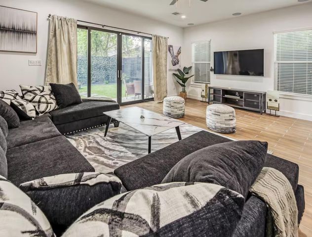 5207 Farmer Street, Houston, TX 77020