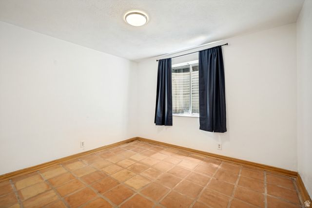 8736 S OAKWOOD PARK CIR, Sandy, UT 84094