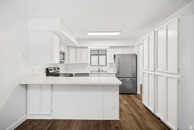 8736 S OAKWOOD PARK CIR, Sandy, UT 84094
