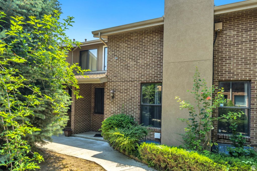 8736 S OAKWOOD PARK CIR, Sandy, UT 84094