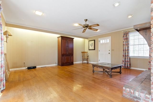 846 R Wilkerson Dr, Centerville, TN 37033