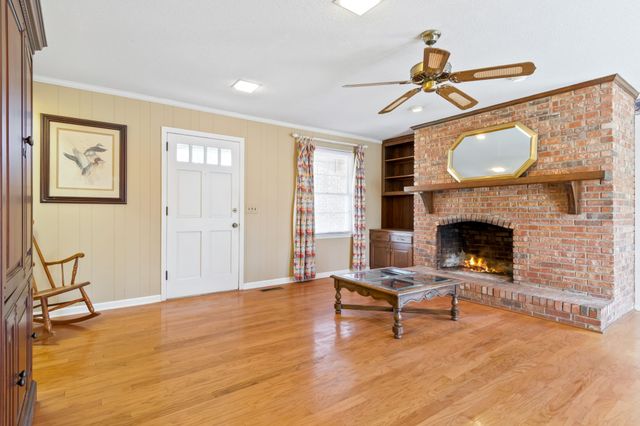 846 R Wilkerson Dr, Centerville, TN 37033
