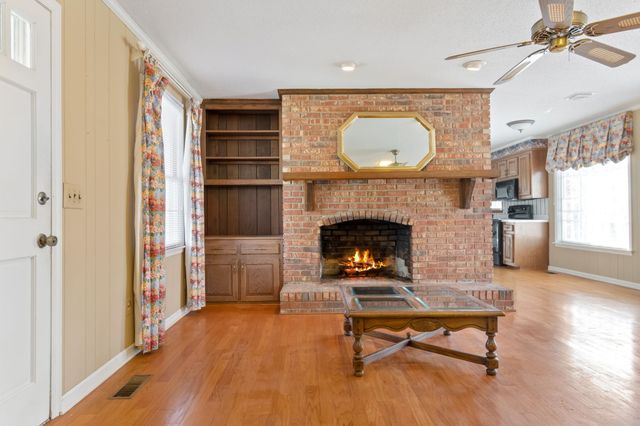 846 R Wilkerson Dr, Centerville, TN 37033