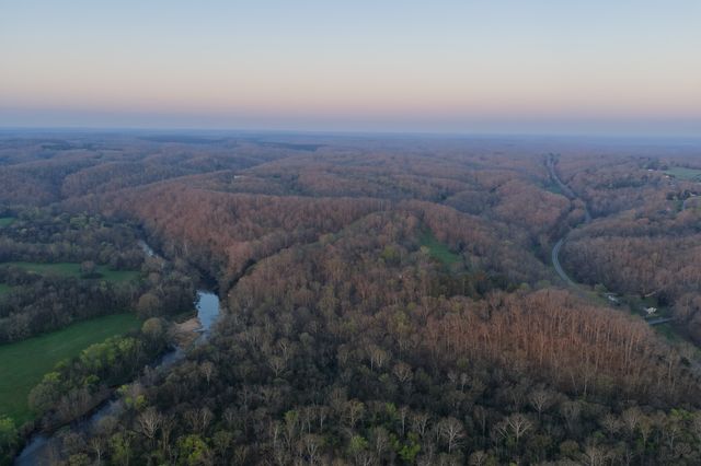 846 R Wilkerson Dr, Centerville, TN 37033
