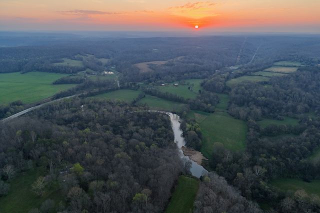 846 R Wilkerson Dr, Centerville, TN 37033