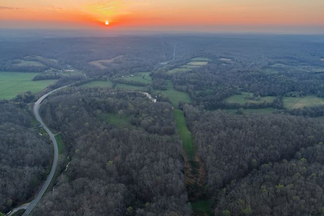 846 R Wilkerson Dr, Centerville, TN 37033