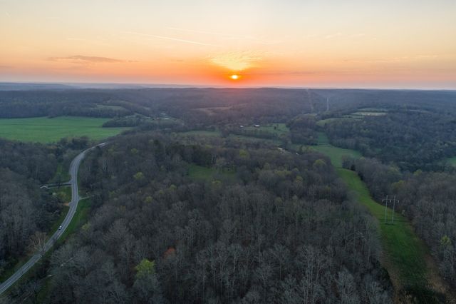 846 R Wilkerson Dr, Centerville, TN 37033