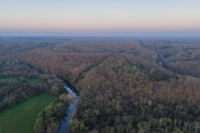 846 R Wilkerson Dr, Centerville, TN 37033