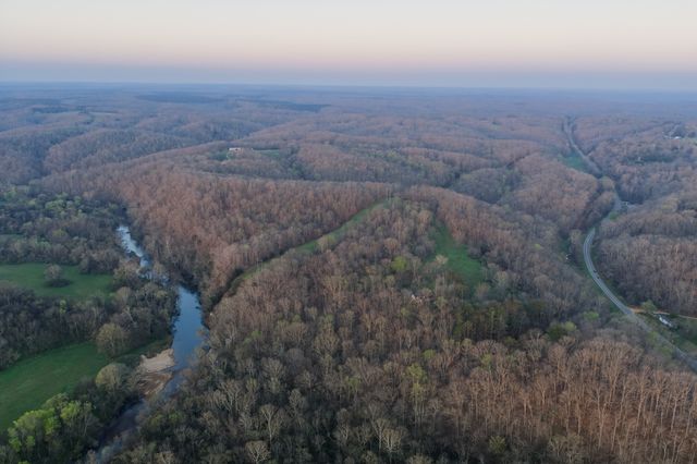 846 R Wilkerson Dr, Centerville, TN 37033