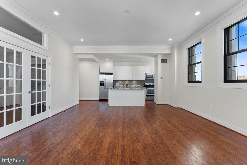 Image 10 of property listing at 1 E CHASE ST #305, Baltimore, MD 21202