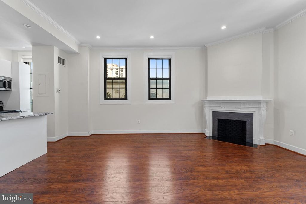 Image 11 of property listing at 1 E CHASE ST #305, Baltimore, MD 21202